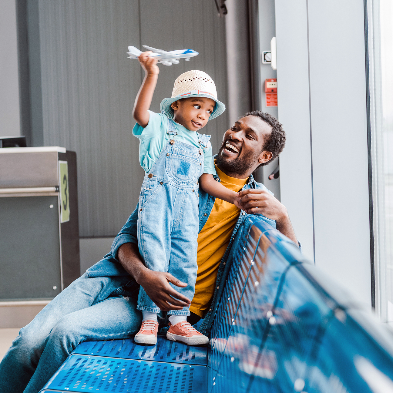 Homme jouant avec un enfant