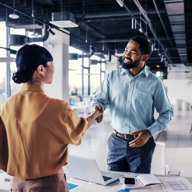 Professionnels se serrant la main dans un bureau